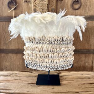 coiffe blanche coquillages et plumes