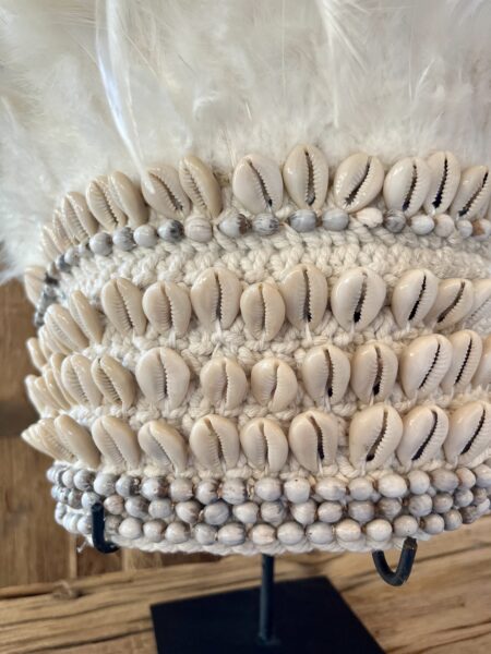 coiffe blanche coquillages et plumes