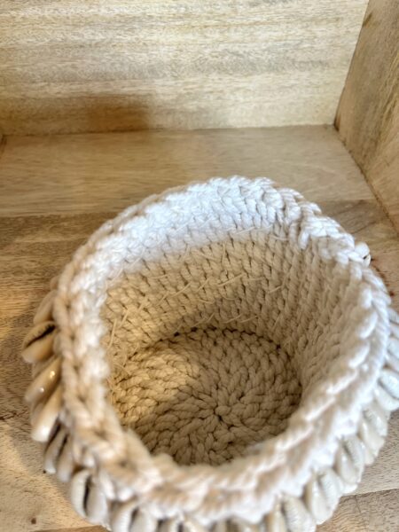 Petite panière macramé en coquillages