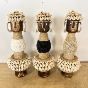 Poupées bois perles et coquillages