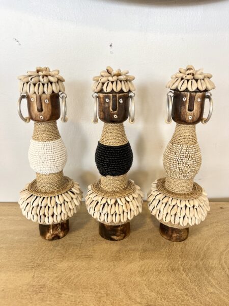 Poupées bois perles et coquillages
