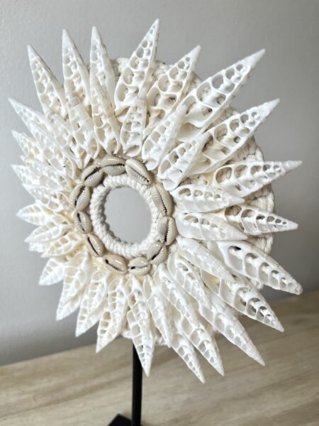 Collier papou sur socle