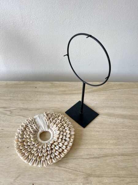 Collier papou sur socle