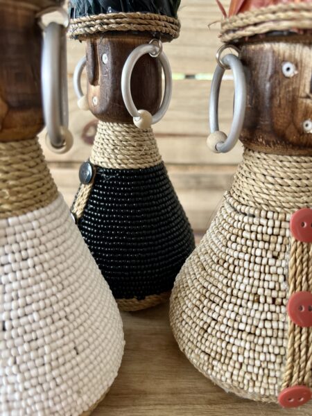Poupées bois perles et plumes