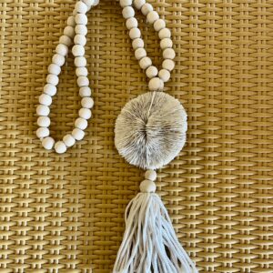 Embrase coquillage rond et billes de bois