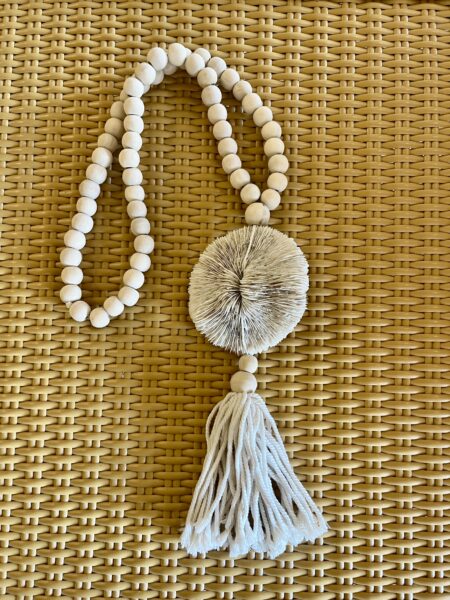 Embrase coquillage rond et billes de bois