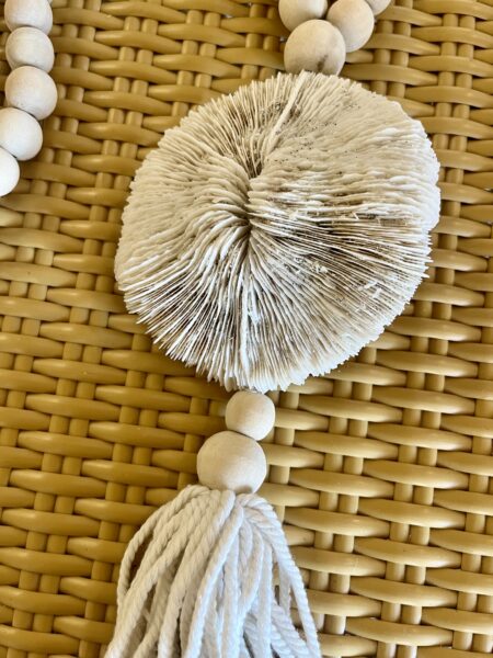Embrase coquillage rond et billes de bois