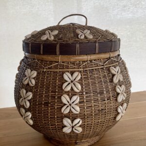 Panière en bambou et coquillages