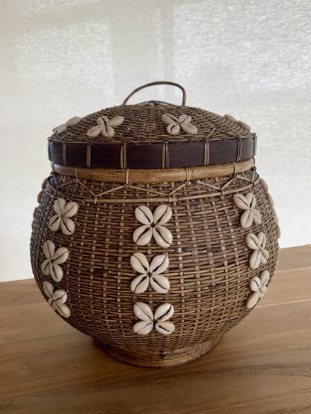 Panière en bambou et coquillages
