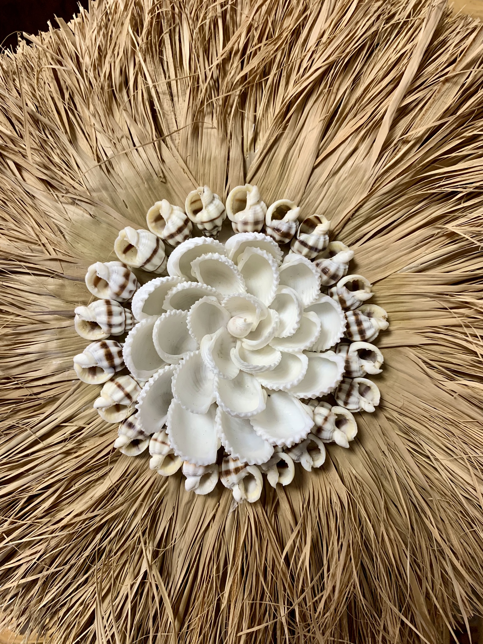 Déco murale paille et coquillages