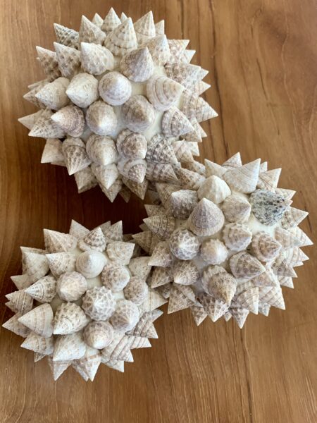 Boule en coquillages pointus de Bali