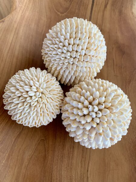 Boule en coquillages cauris de Bali