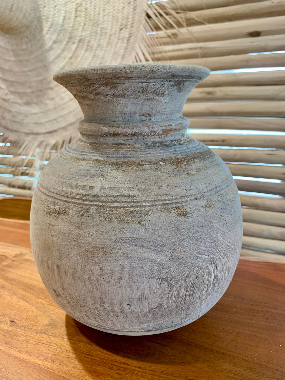 Vieux pot à lait en bois