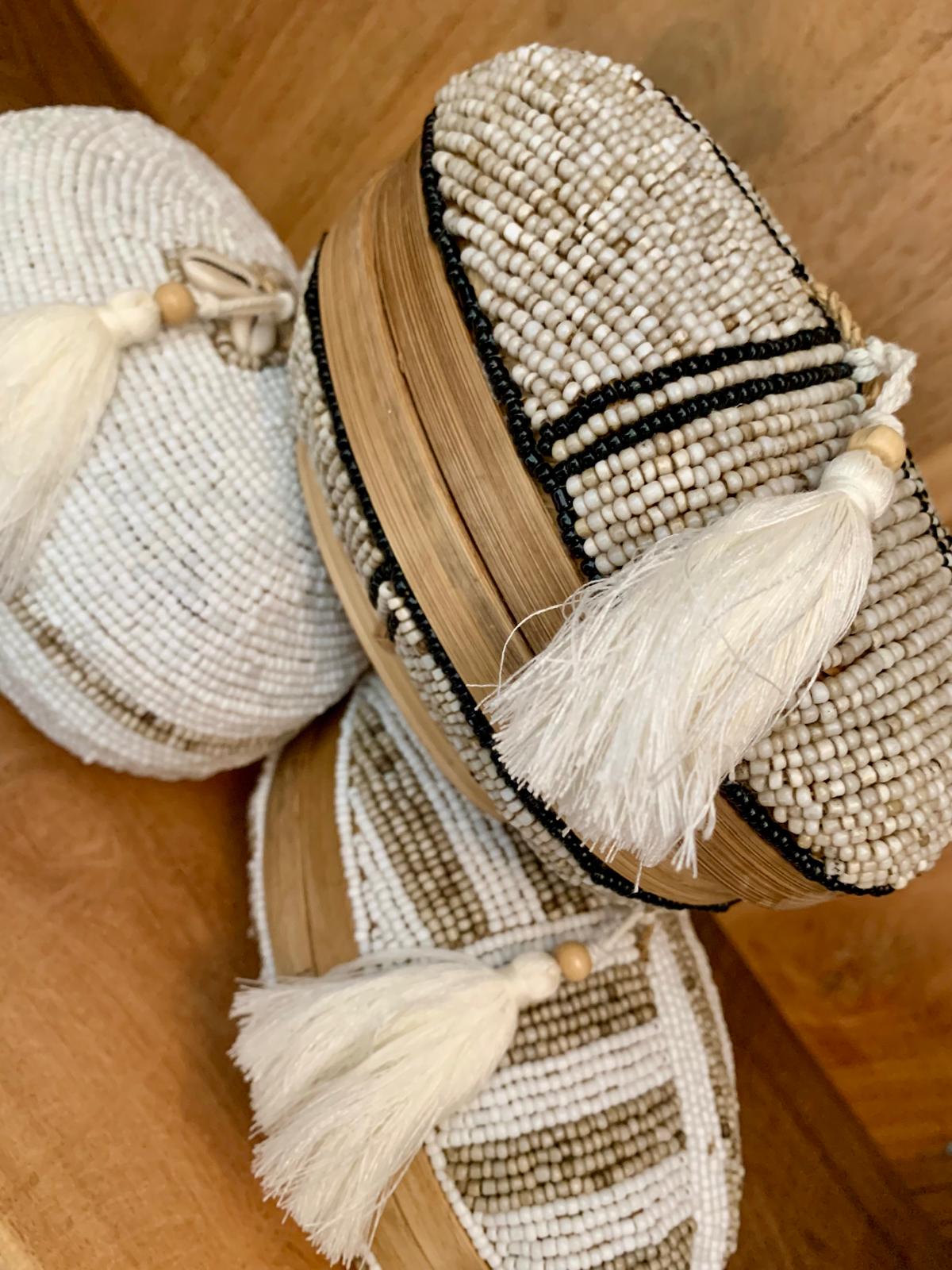 Boite en bambou, perles et pompon