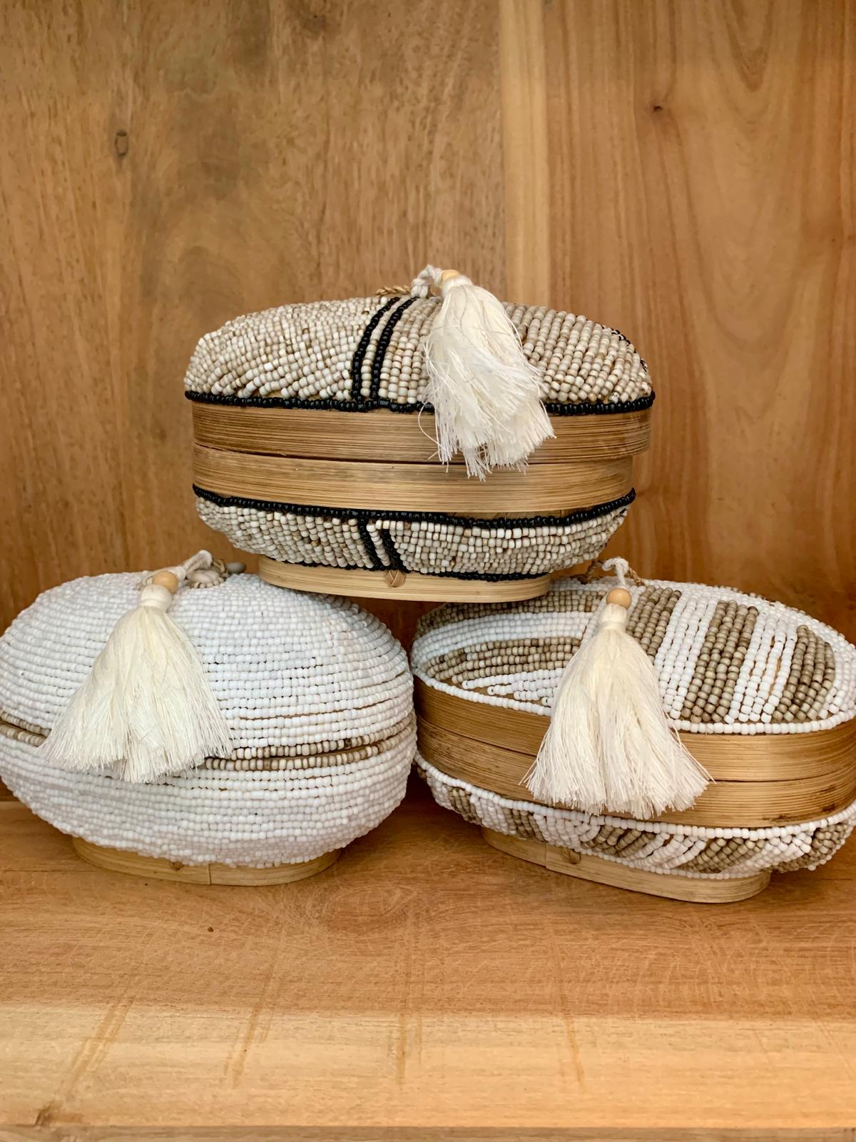 Boite en bambou, perles et pompon