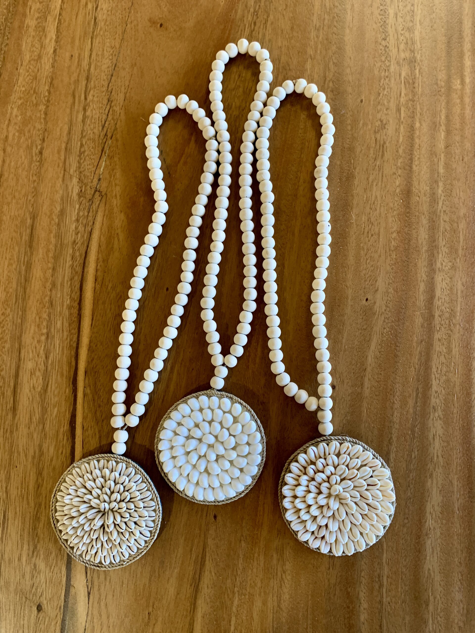 embrase billes de bois et coquillages