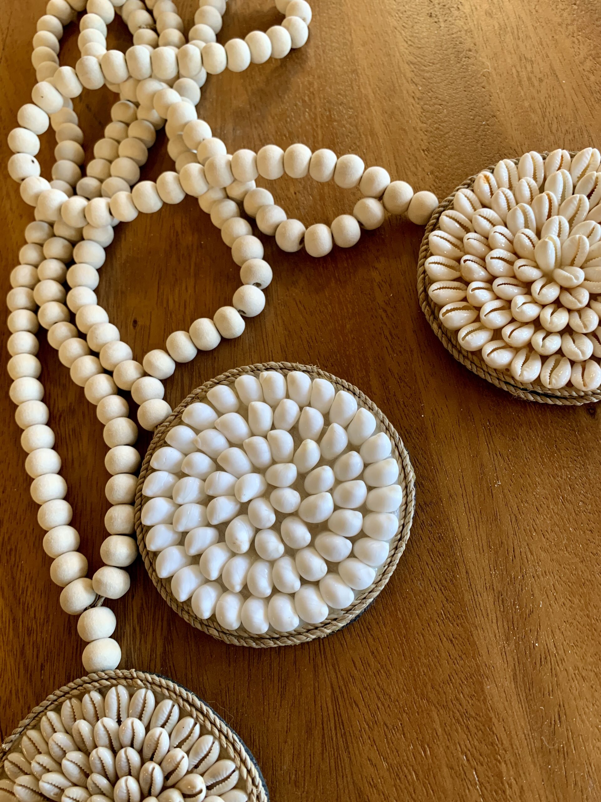 embrase billes de bois et coquillages