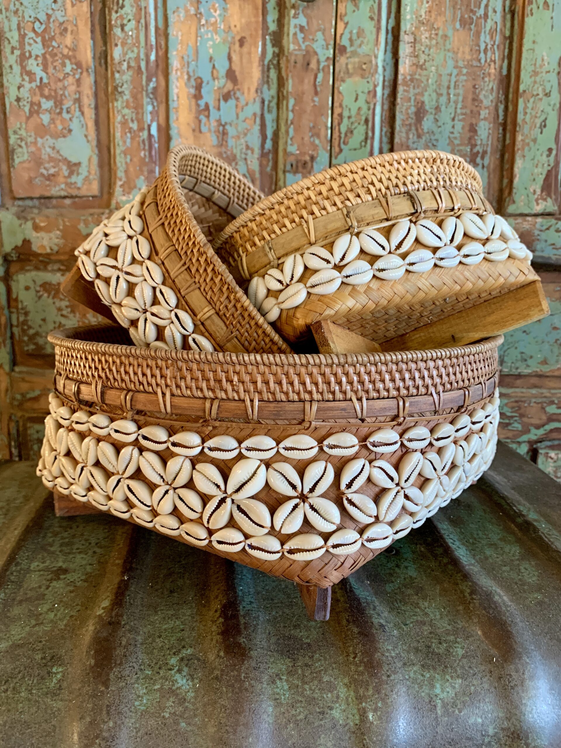 panière bambou et coquillages