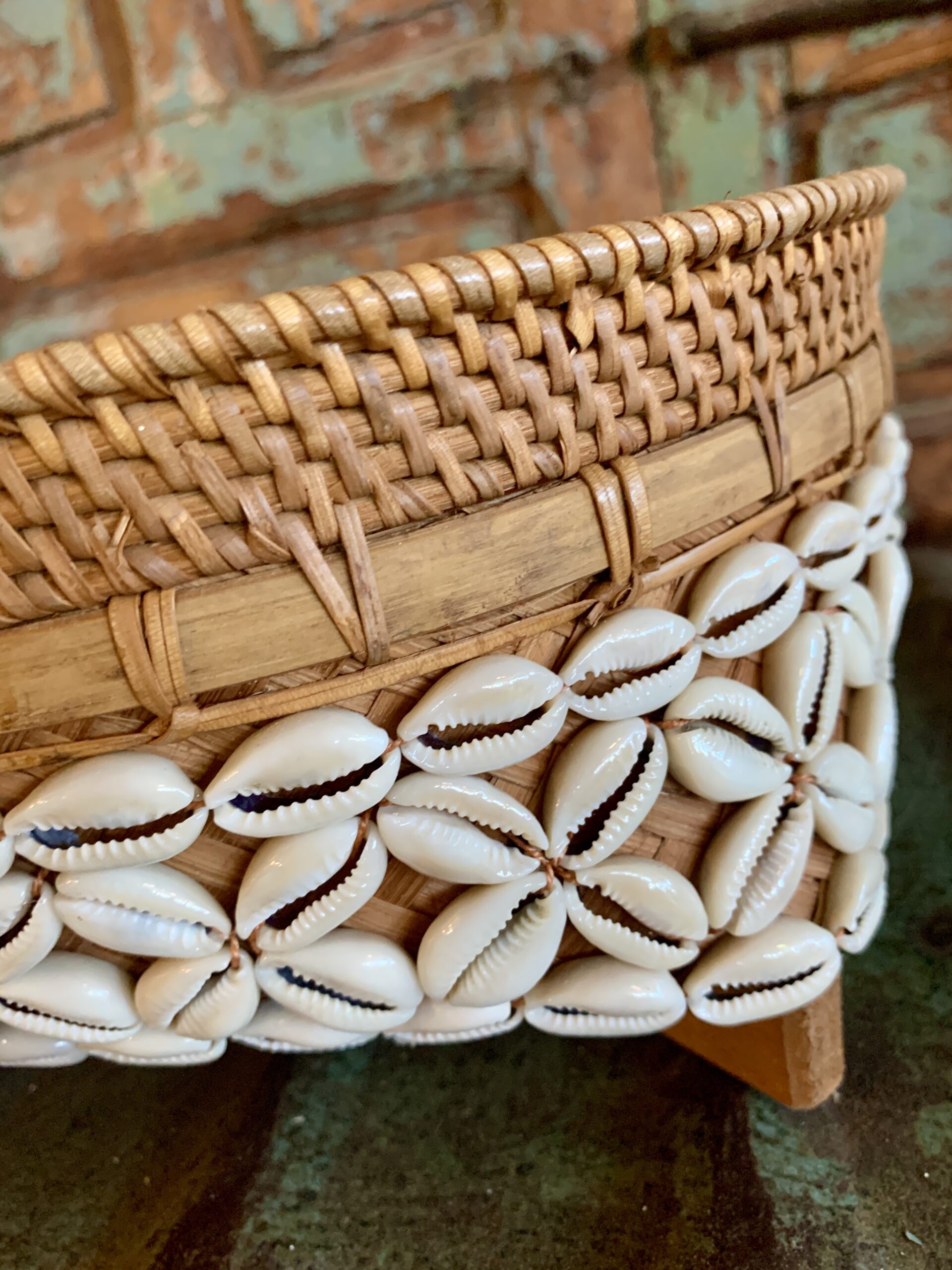 panière bambou et coquillages