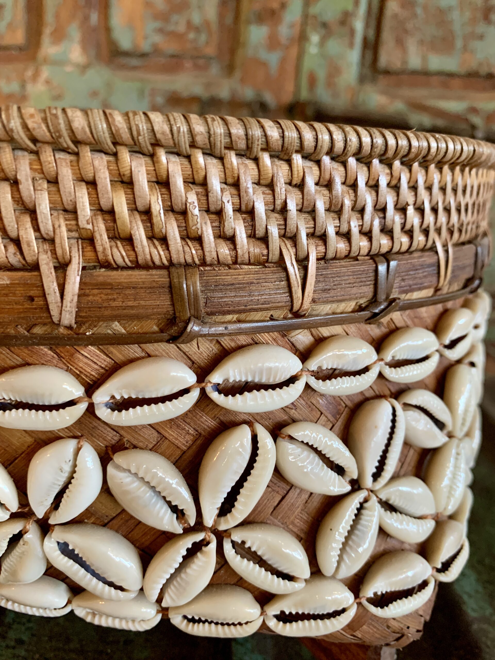 panière bambou et coquillages