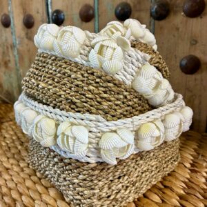 Panière bicolore et coquillages