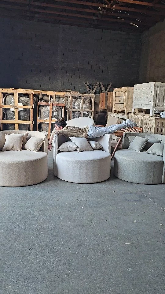 🇮🇪COUP DE COEUR🇮🇪
Cela fait longtemps qu'on en cherchait et c'est en Inde qu'on les a enfin trouvé...
On craque sur ces sublimes loveuses, 100% artisanales,  avec une assise d'un mètre ! 
Idéal pour créer une jolie ambiance dans le salon, pour un coin cocooning lecture !
Quantités très limitées, rendez-vous en boutique pour les découvrir..

#concepstore #homedecoration #boutiquedeco #loveuse #canapé #artisanatdumonde #entreprendreautrement #entrepreneur #beziers #montpellier #montpellierdeco #narbonne #carcasonne #capdagde #comptoirdesexplorateurs